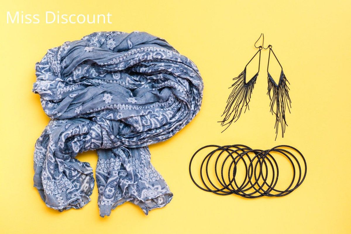 Accessoirisez votre pantalon tailleur avec élégance : optez pour des boucles et un foulard.