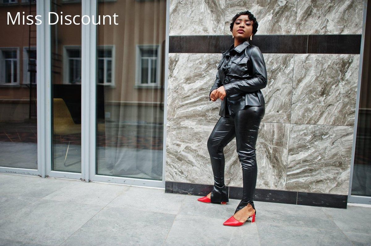 Allure audacieuse : cuir noir et talons rouges pour un style affirmé et chic.