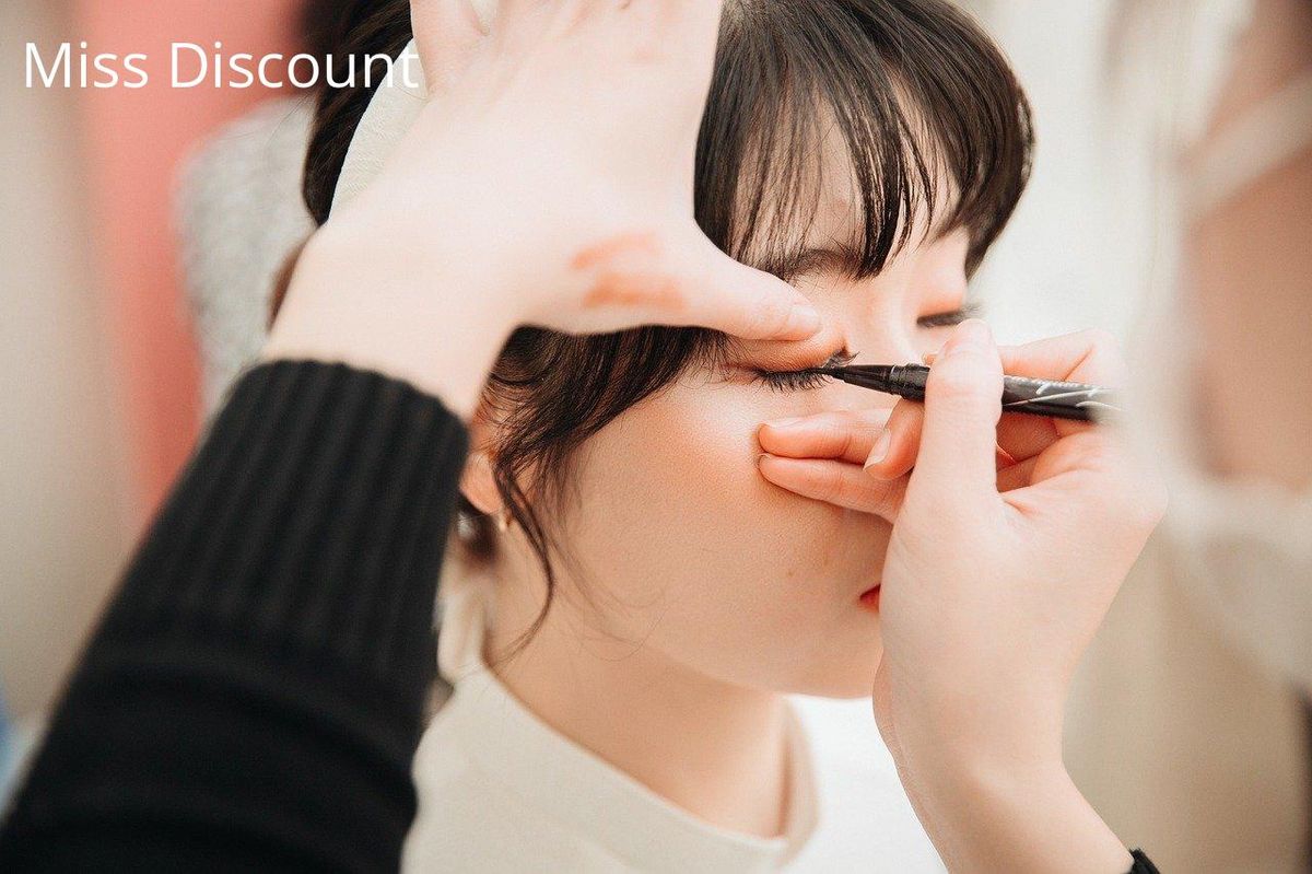 Art du trait précis avec eyeliner bio : un geste responsable pour un regard sublimé.