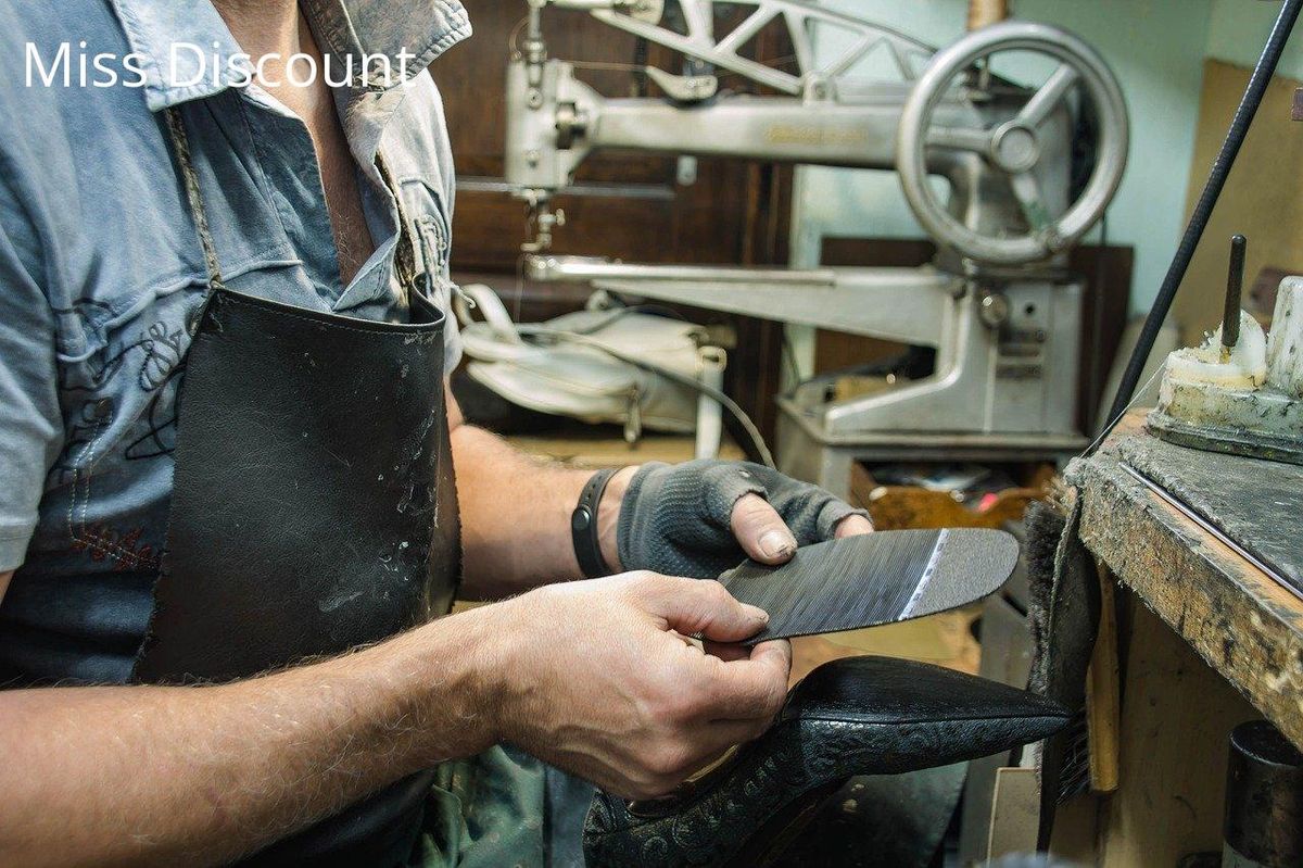 Artisan au travail : créer des chaussures confortables commence par un savoir-faire soigné.