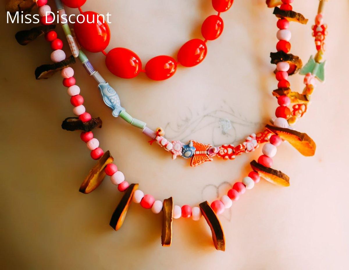Bijoux artisanaux éclatants : une touche de couleur, un geste pour la planète.