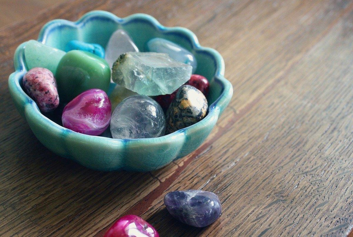 Bijoux : naturels ou synthétiques, chaque pierre révèle un choix éthique.