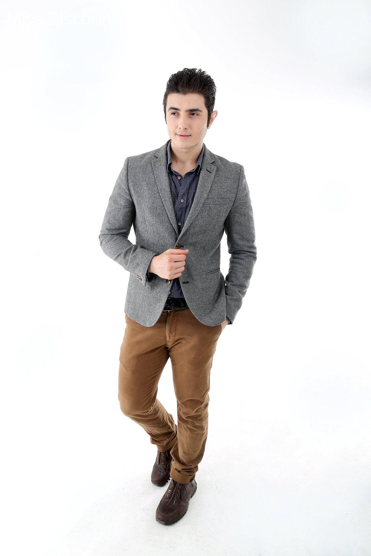 Blazer gris et pantalon marron : un duo gagnant pour un look casual chic.