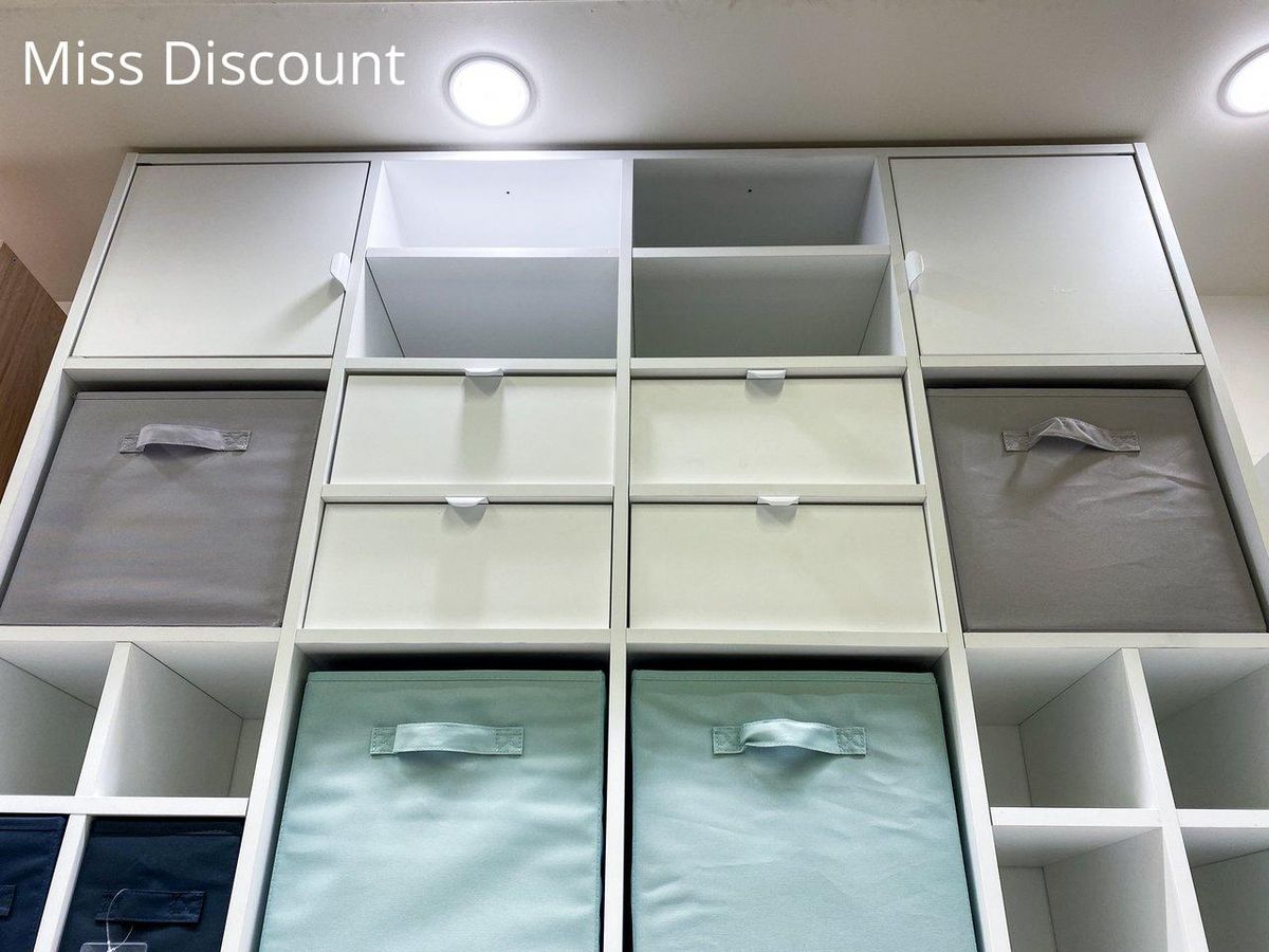 Boîtes et étagères : optimise le rangement pour préserver tes vêtements plus longtemps.