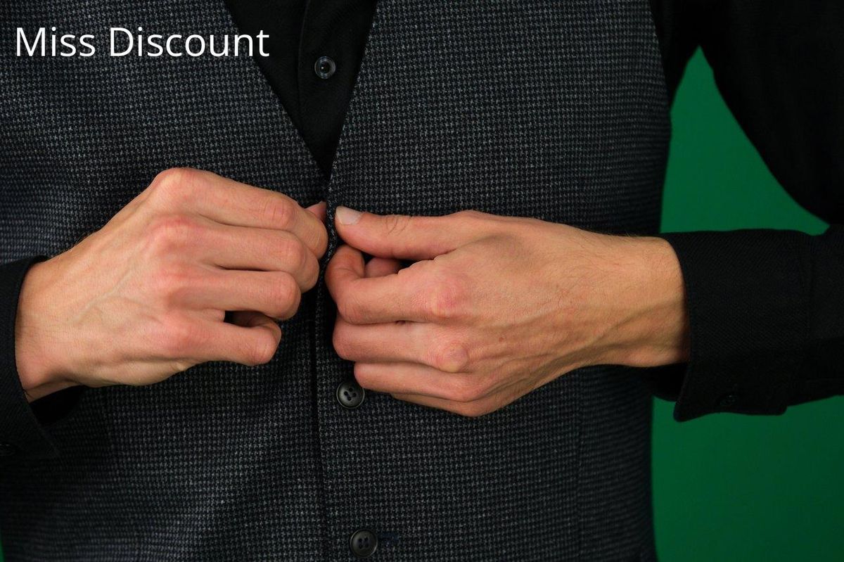 Boutonner son gilet : l'élégance du détail, un incontournable cette saison.