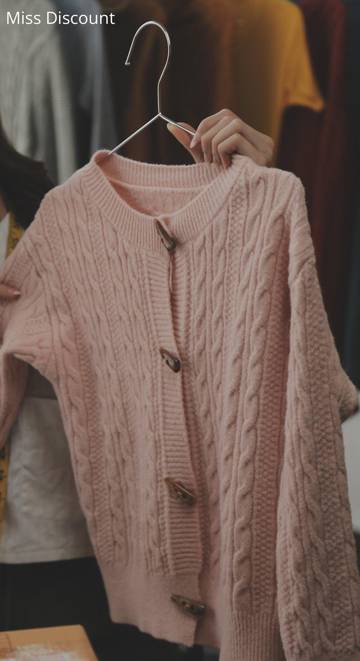 Cardigan rose en maille torsadée, un must-have cosy pour l'automne-hiver 2025-2026.