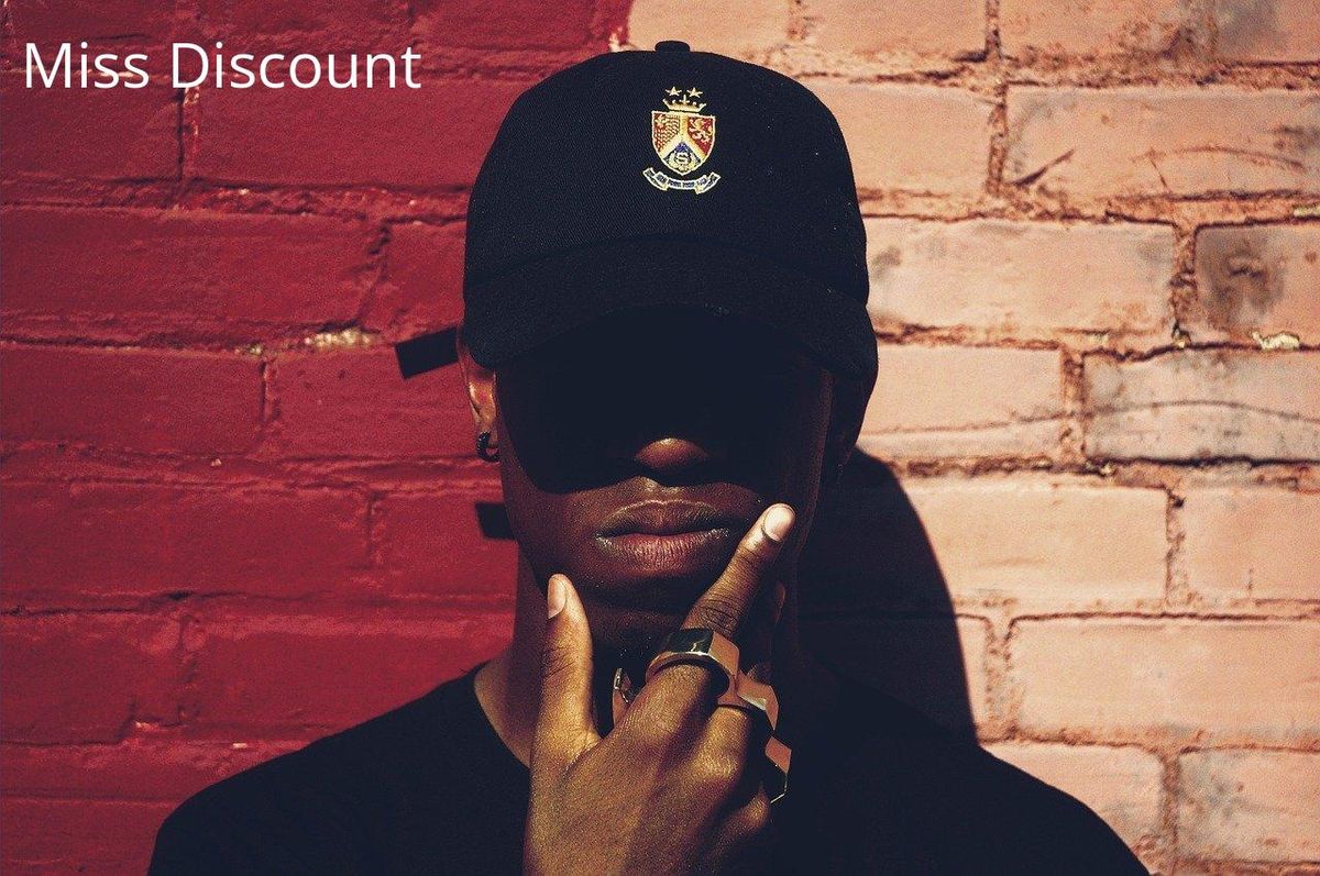 Casquette noire, symbole du style urbain et de l'influence rap en 2025.