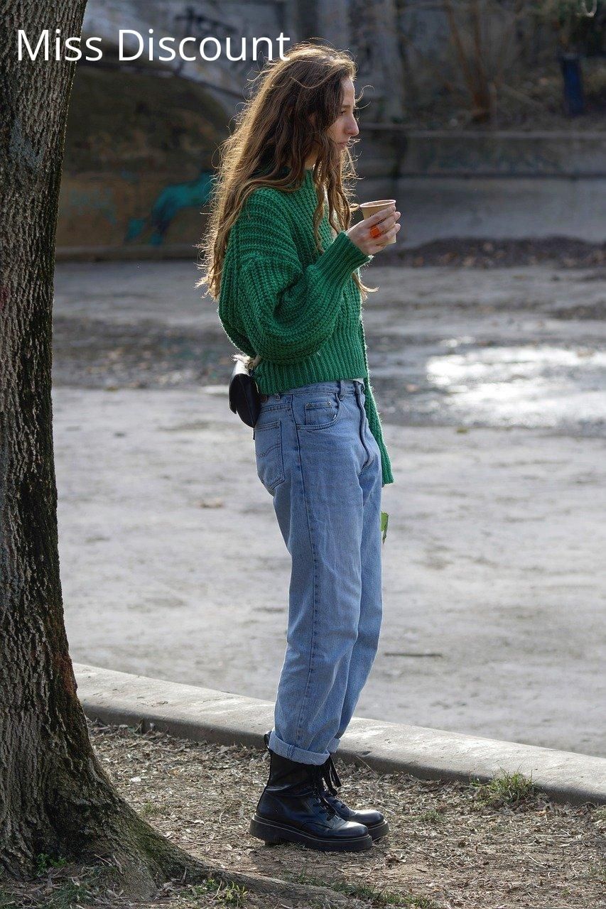 Casual vibes en 2025 : pull vert et bottines, l'essence du streetwear.