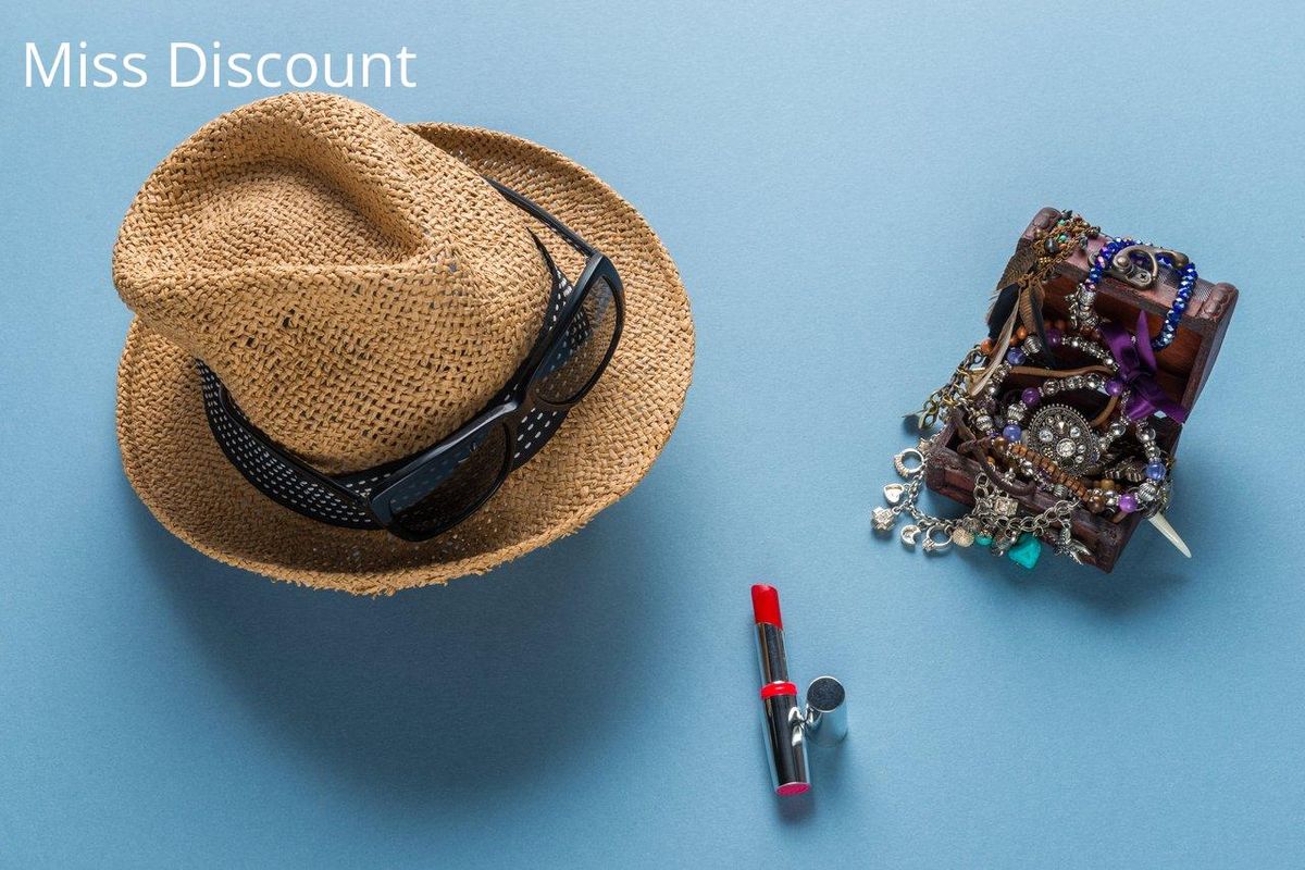 Chapeau et bijoux : la touche classe pour sublimer vos pantalons imprimés.