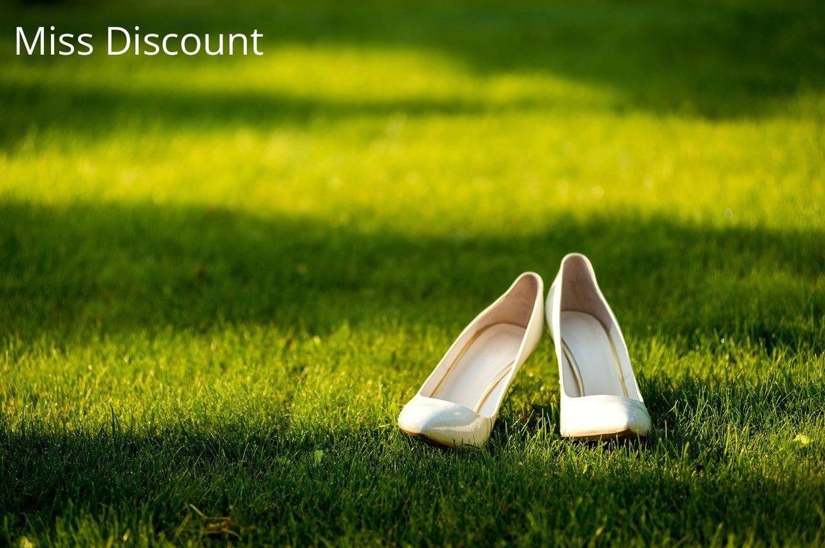 Chaussures sur l'herbe : élégance et confort, poids bien réparti pour des pas légers.