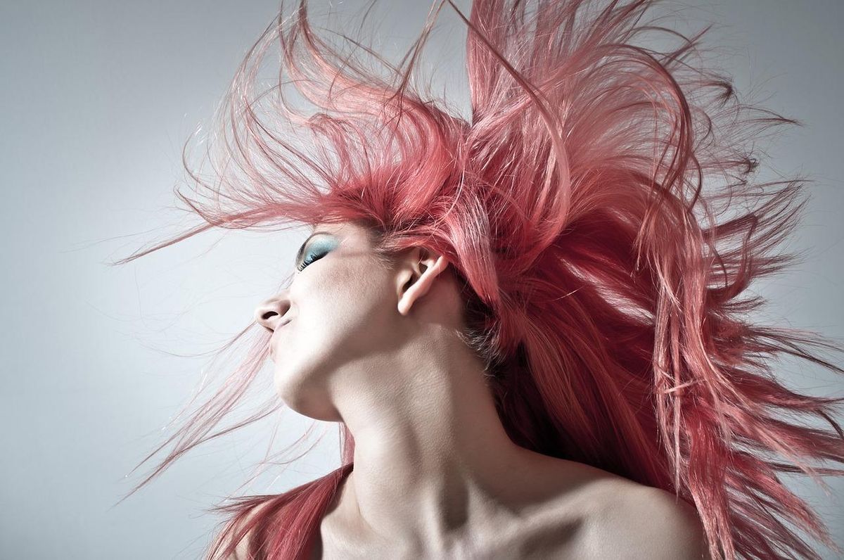 Cheveux rose vif, une audace à intégrer dans votre style quotidien avec éclat.