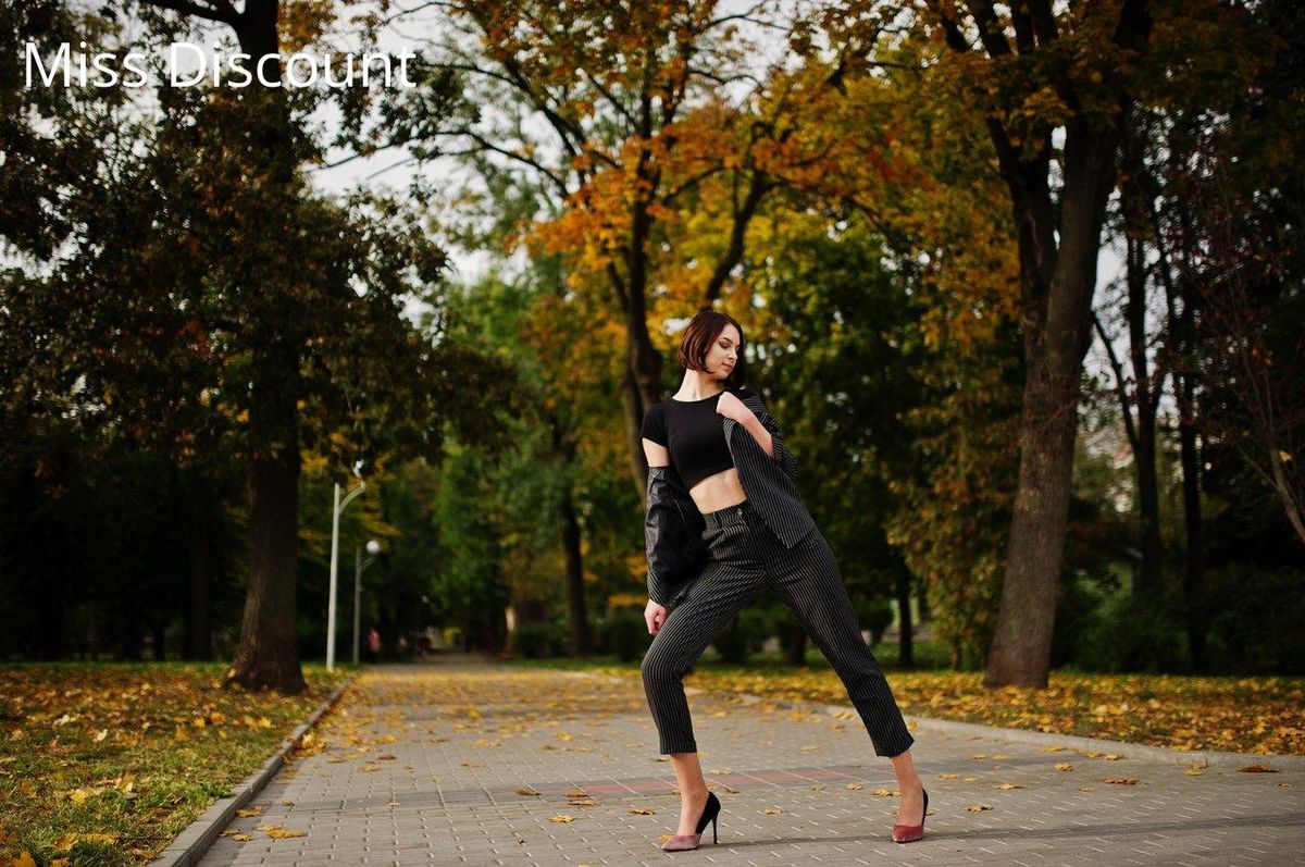 Chic automnal : le crop top noir s'élève comme l'indispensable des soirées fraîches.