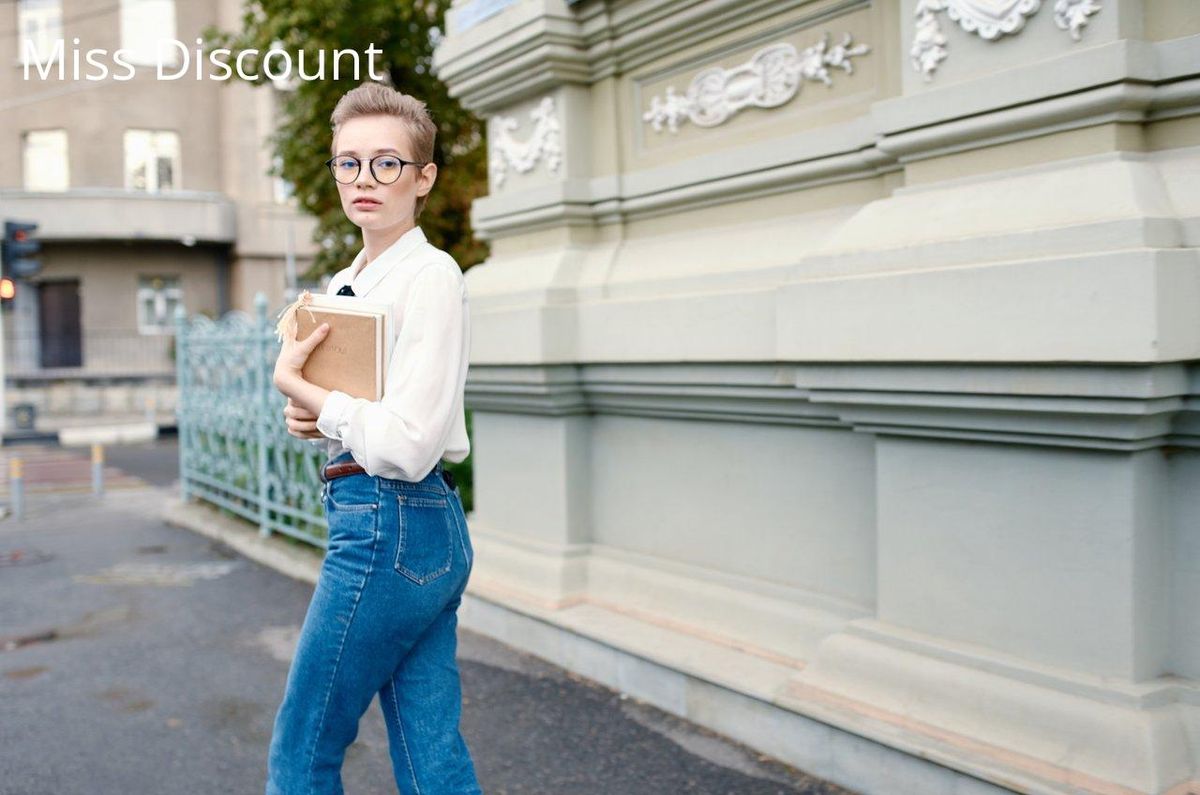 Chic citadine : créez une silhouette élégante avec un pantalon taille haute.