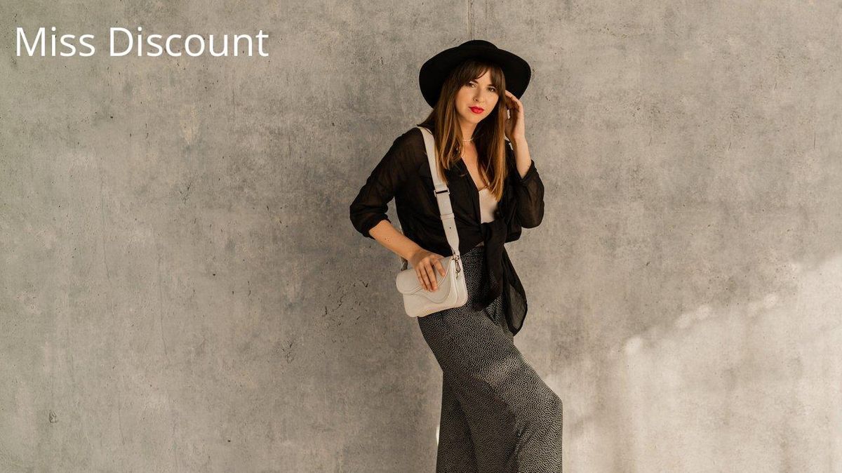 Chic et décontracté : un pantalon évasé flatte les silhouettes féminines avec élégance.