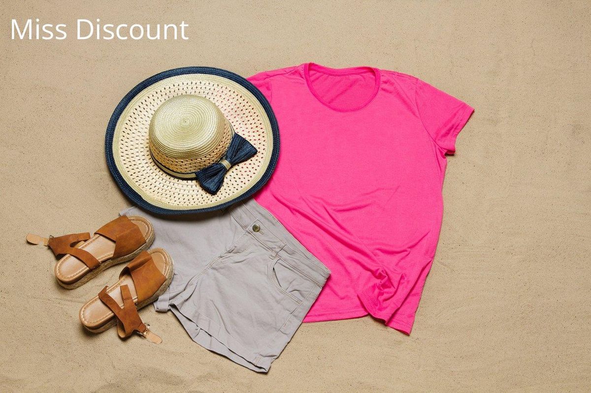 Chic et frais : optez pour short et t-shirt léger, avec sandales et chapeau pour l'été!