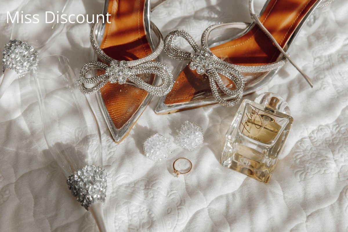 Chic et raffiné : Assortissez bijoux et chaussures scintillants pour un style harmonieux.