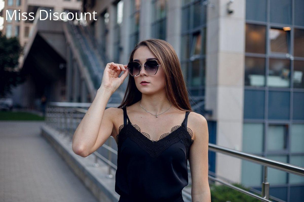 Chic urbain en caraco noir : élégance et aisance pour chaque instant.