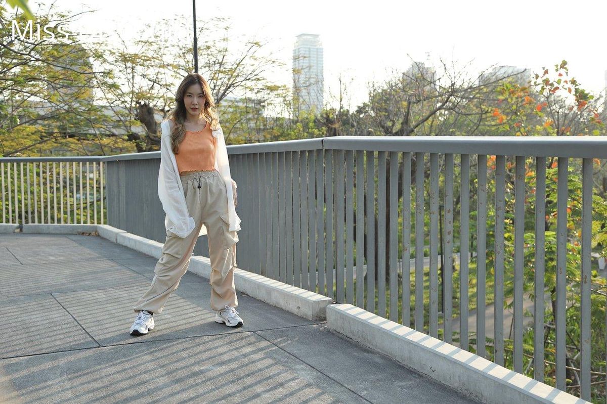 Chic urbain: le pantalon cargo devient le must-have de l'automne pour un style décontracté.