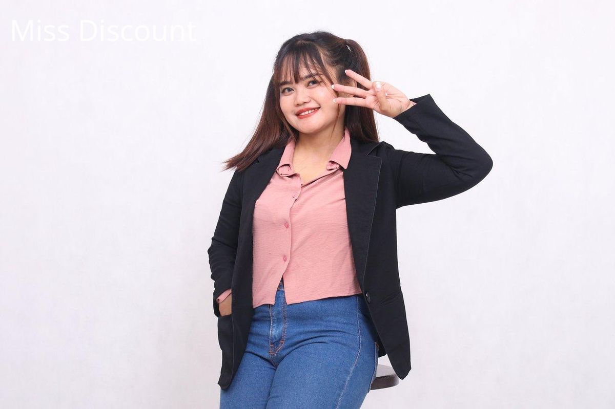 Chic urbain : un blazer noir pour une allure automnale élégante et moderne.