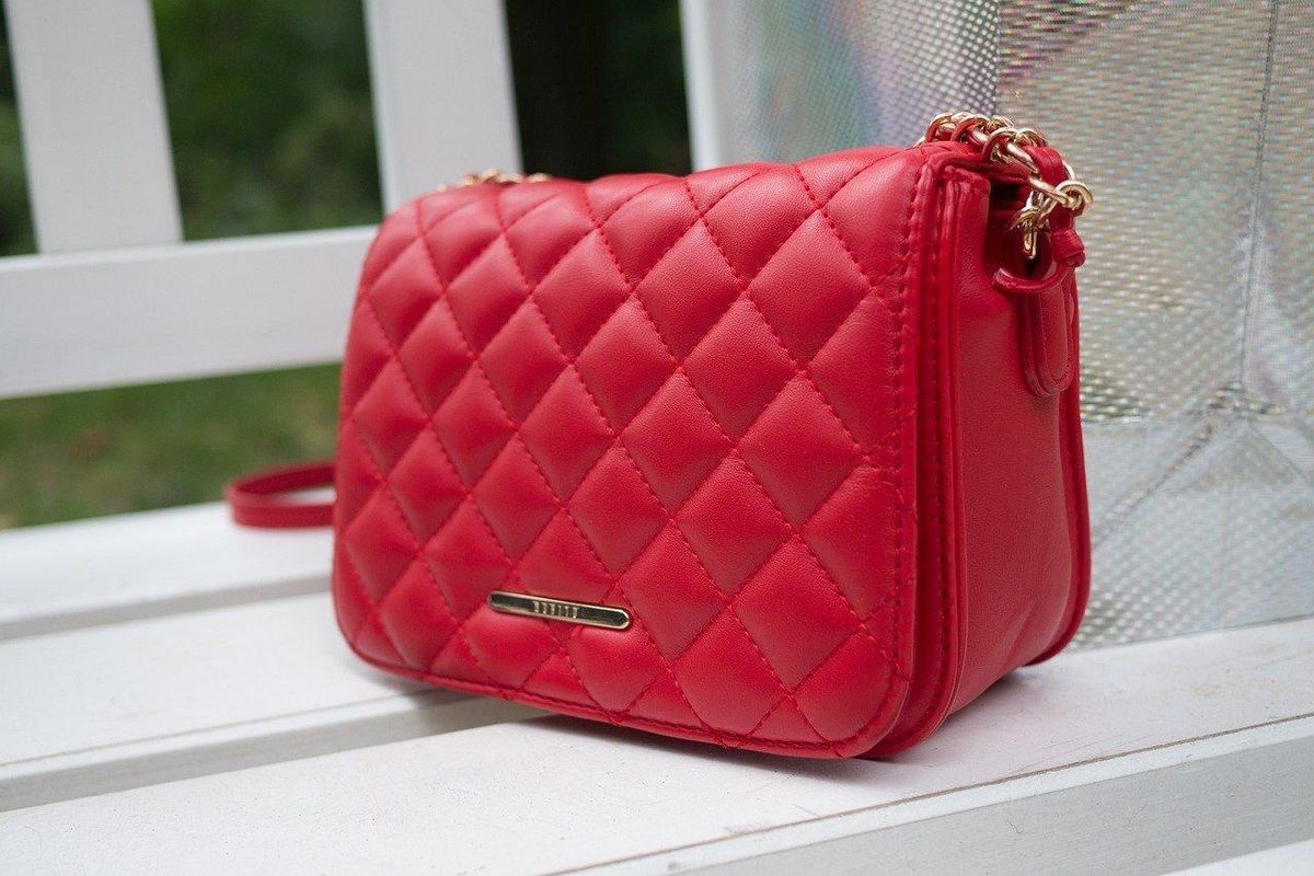 Chic vintage : Retour fracassant des sacs matelassés rouges cette saison.