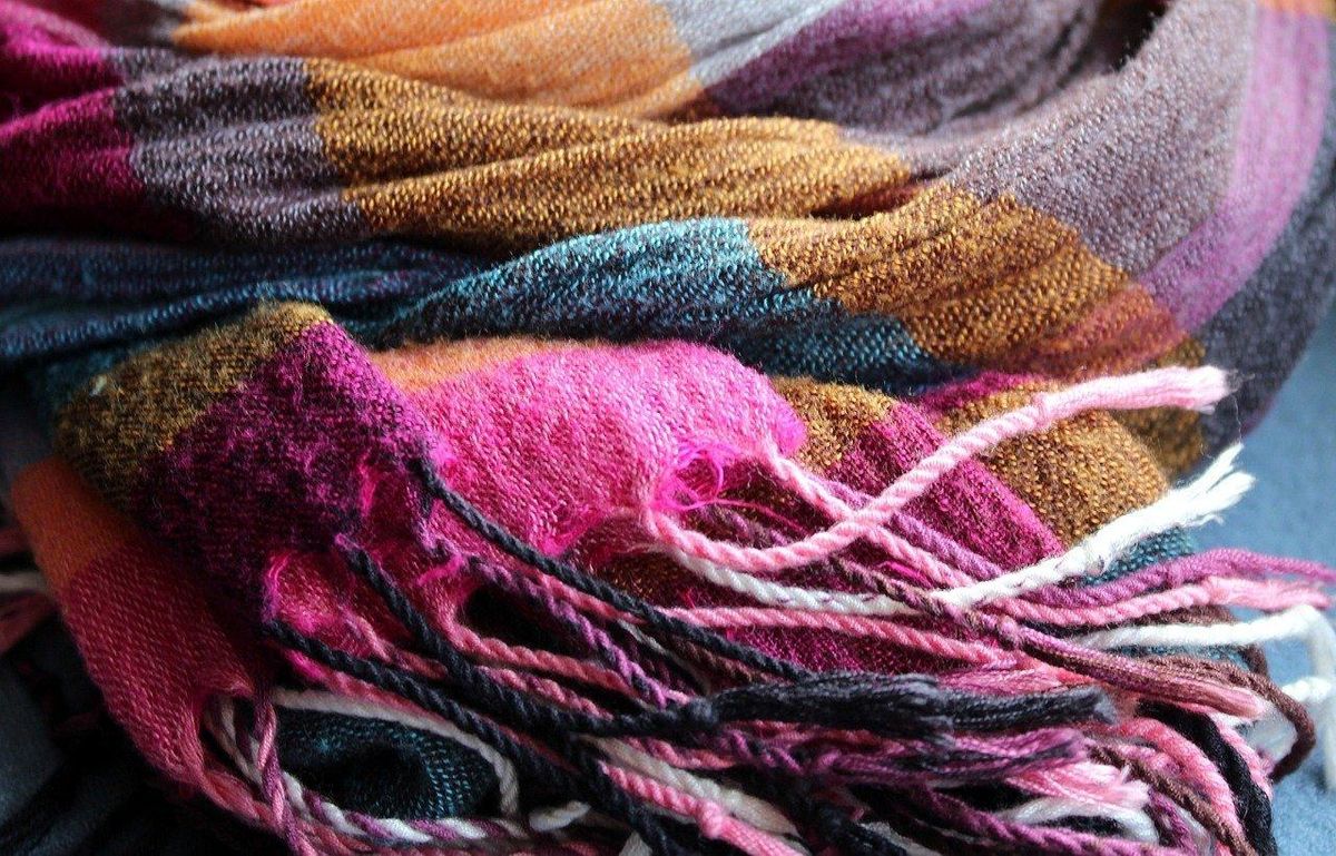 Choisissez des matériaux colorés et texturés pour des écharpes uniques et personnalisées.