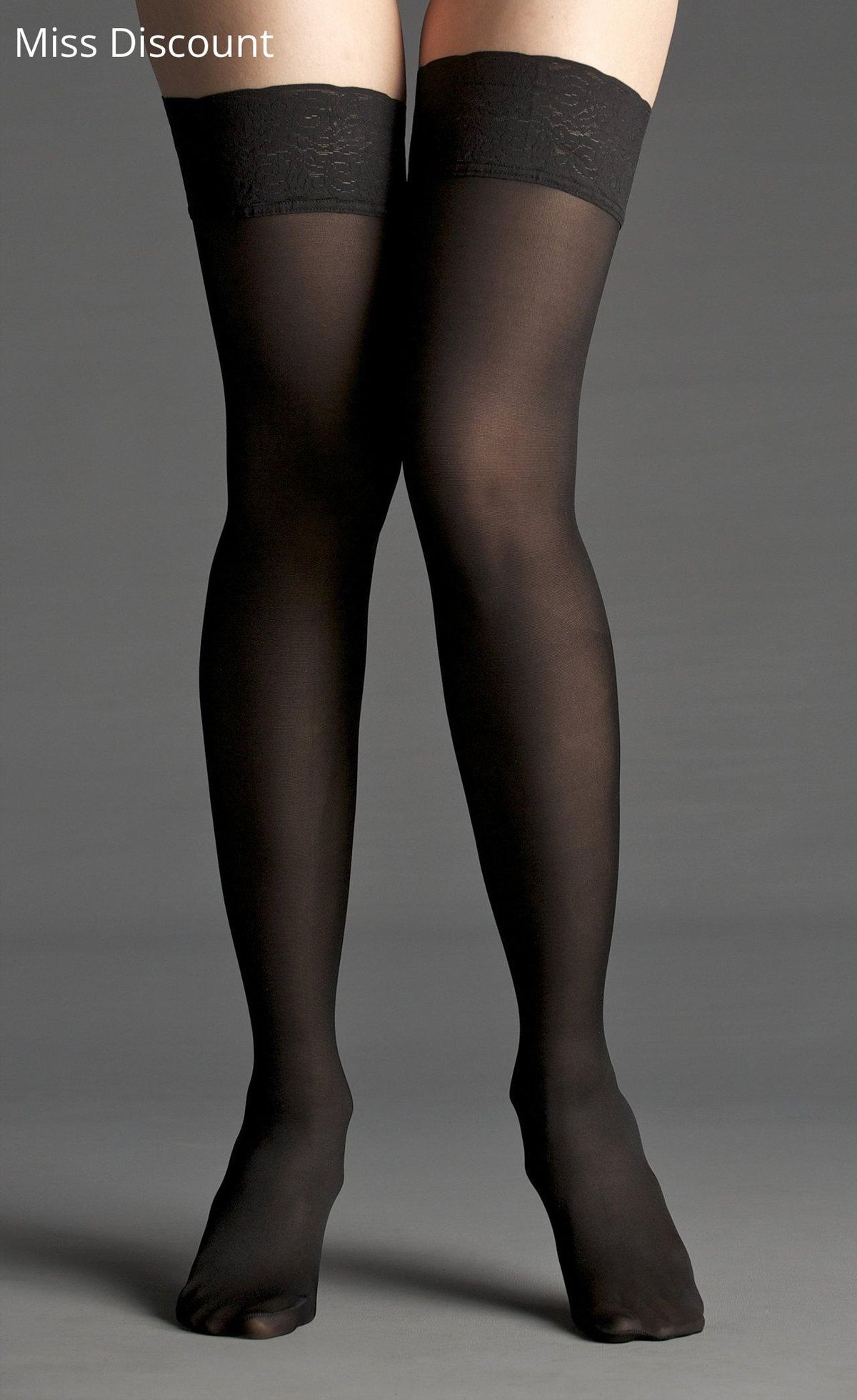 Collants noirs opaques : simplicité élégante. Prêts à conquérir 2024.