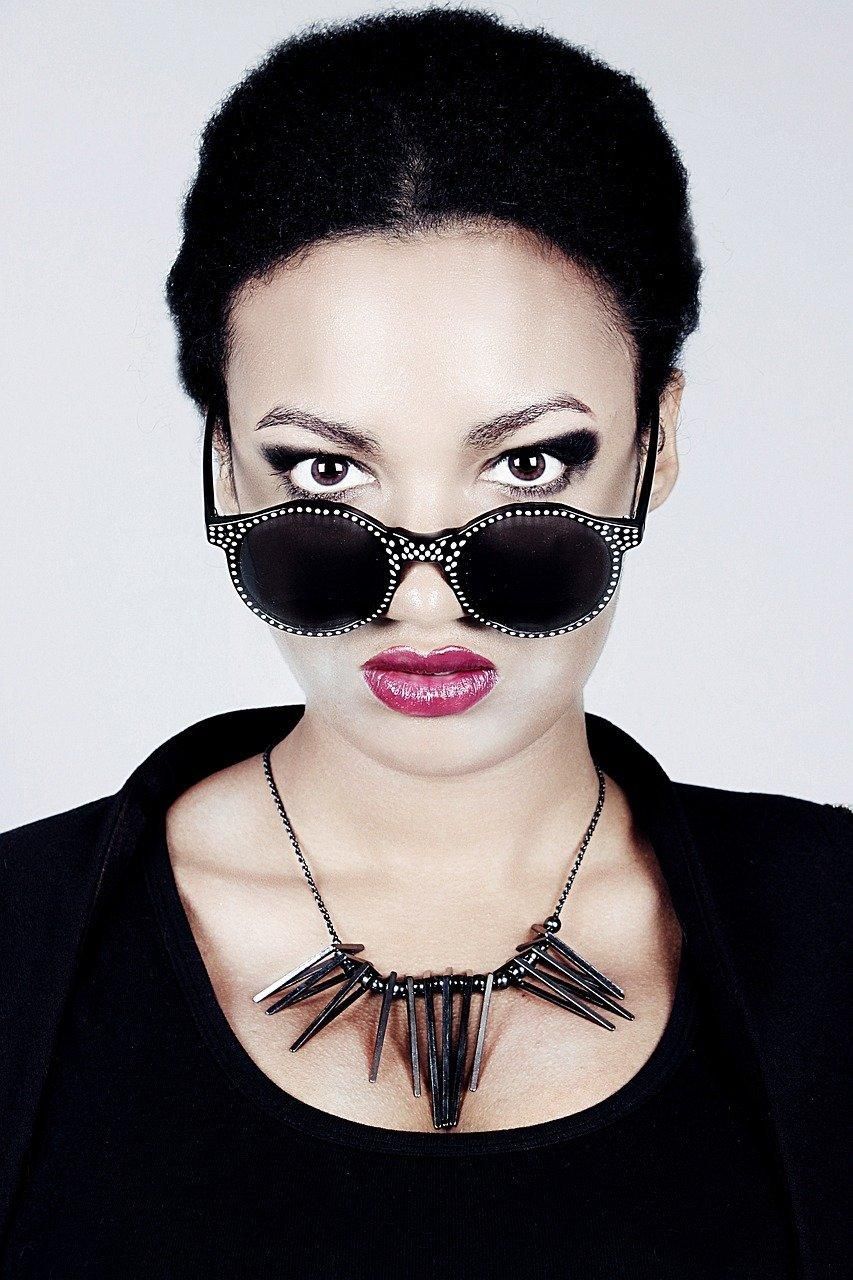 Collier audacieux pour un visage ovale, accentuer la sophistication.