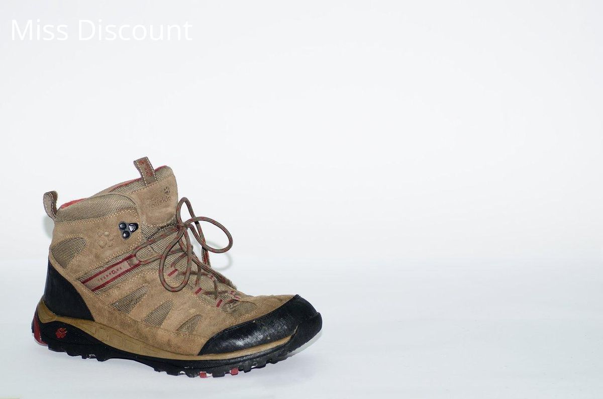 Conçue pour l'aventure, cette chaussure offre soutien et confort sur tous les terrains.