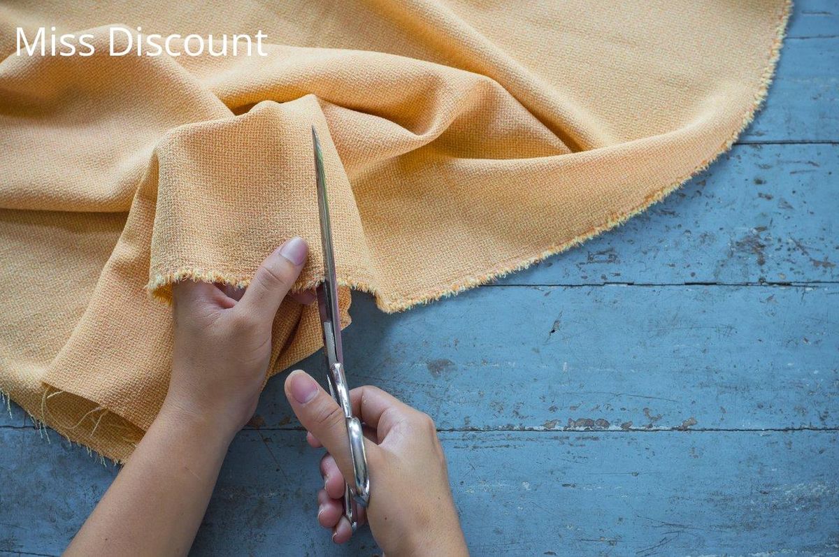 Couper et ajuster le tissu pour un haut sur-mesure. Ajustez en fonction du tissu choisi.