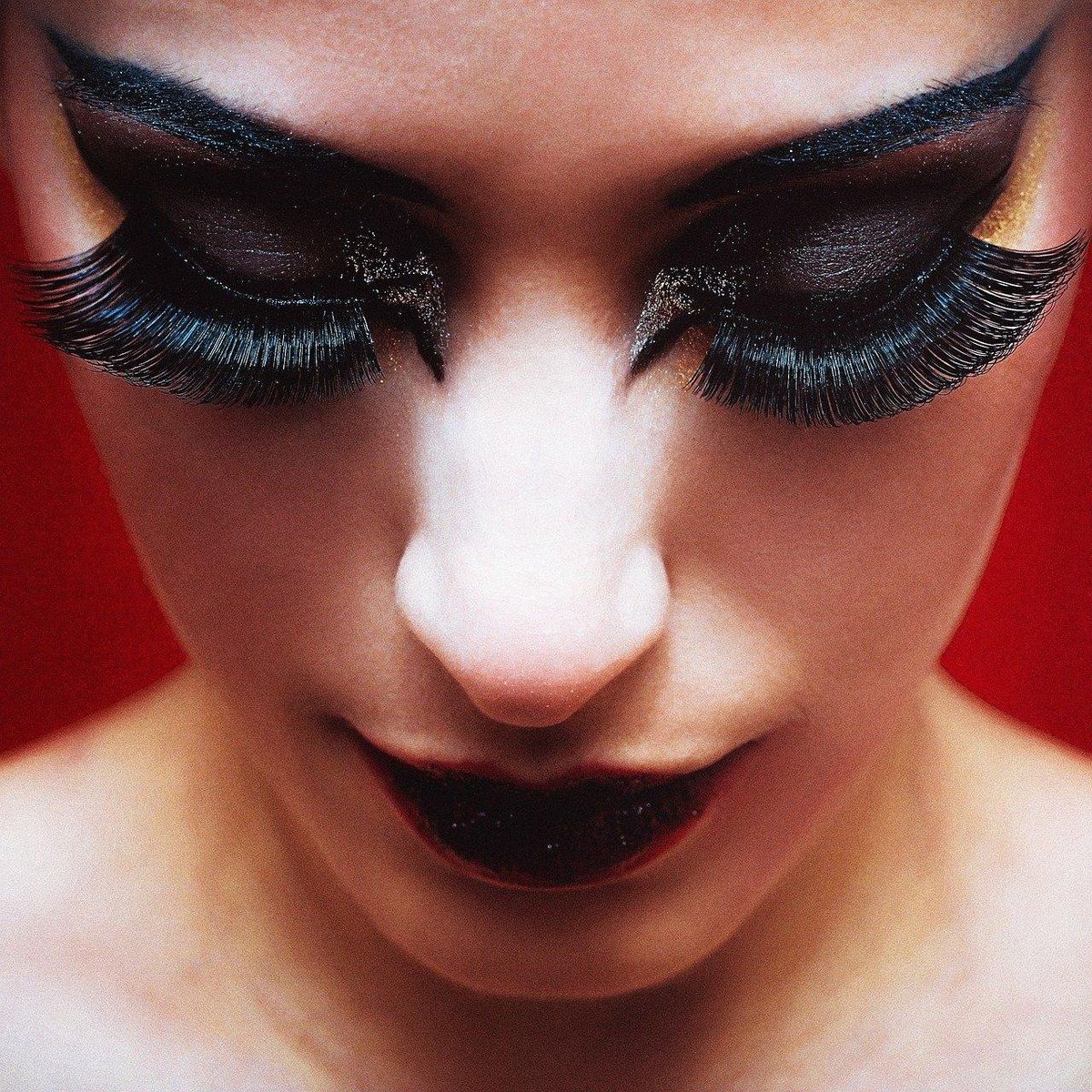 Des cils audacieux et un teint lumineux, l’alliance parfaite de soin et maquillage.