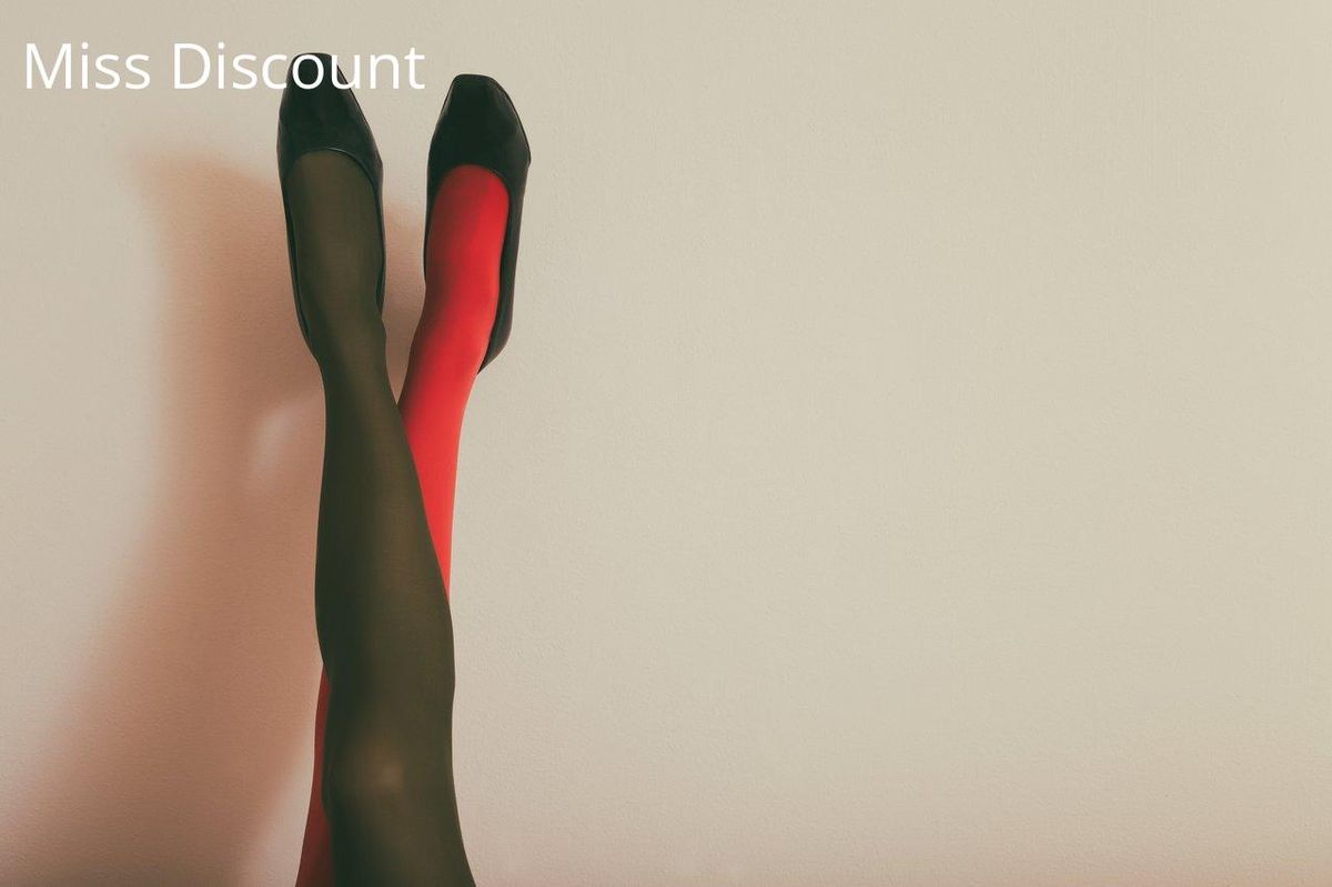 Des collants bicolores dynamisent l'hiver 2025 avec audace et style.