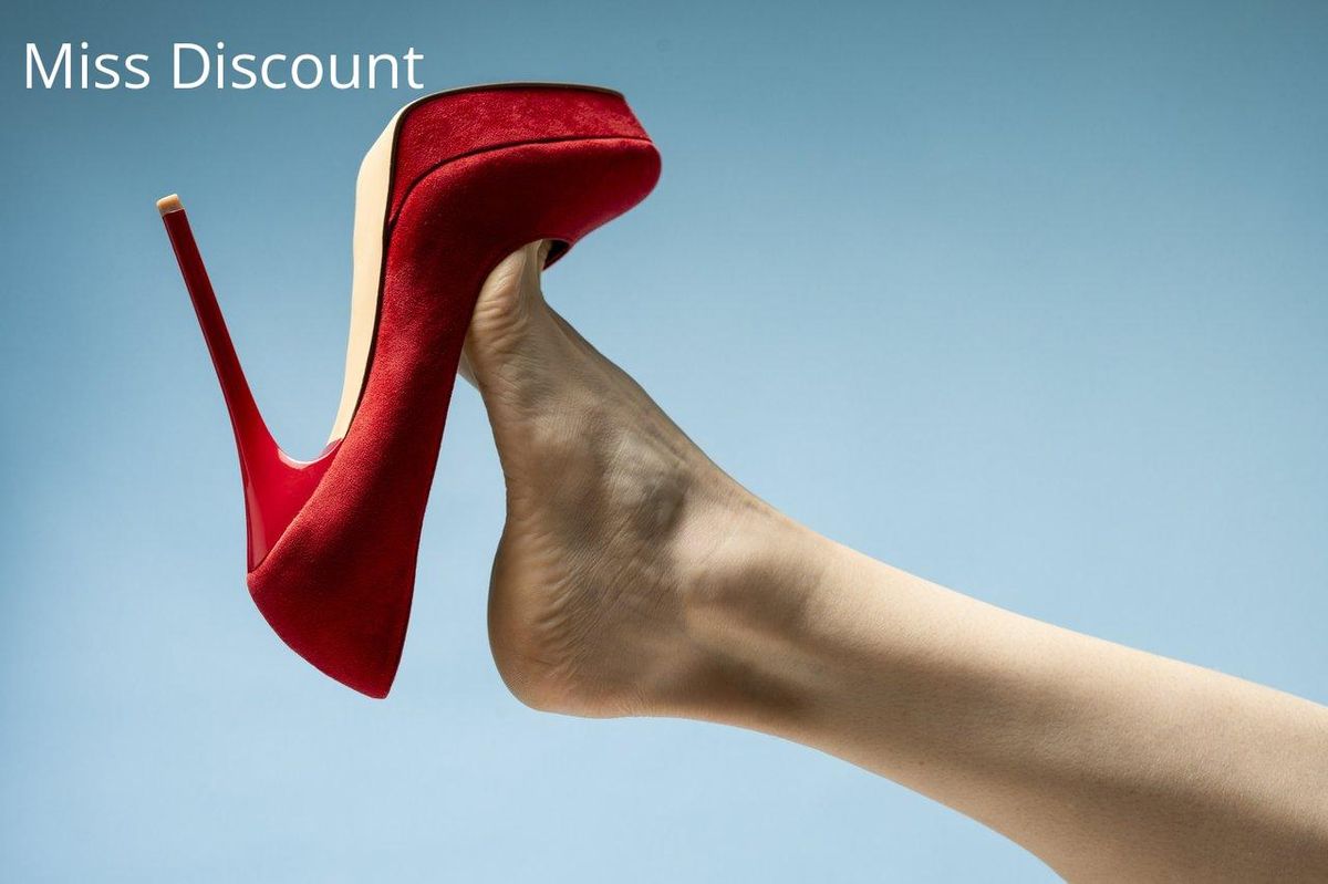 Élégance audacieuse: les plateformes rouges subliment chaque style avec confiance.