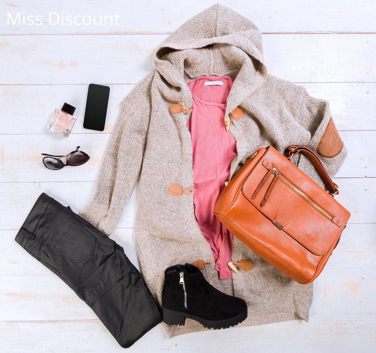 Élégance décontractée : les bottes noires et duffle-coat dynamisent le casual chic.