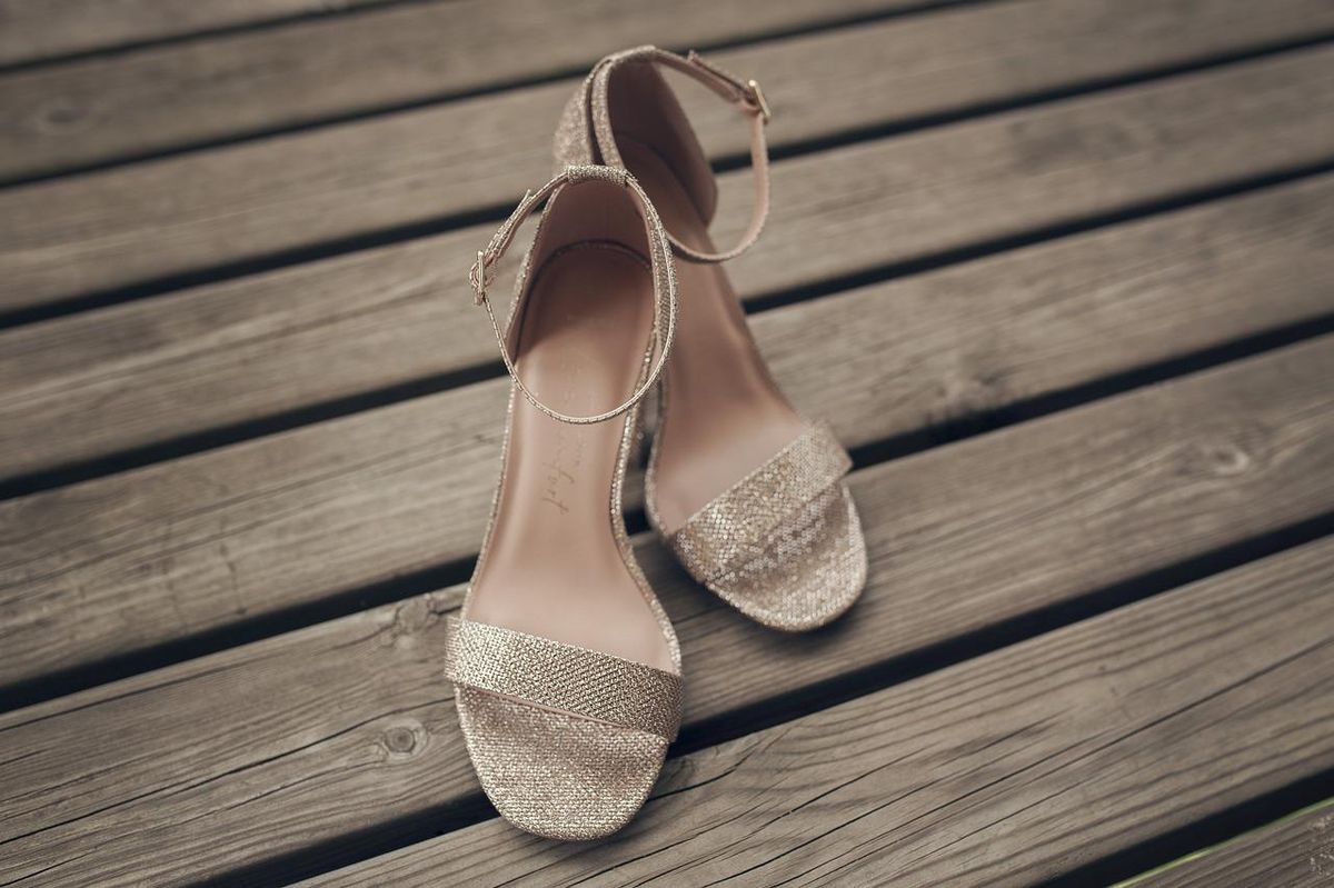 Élégance dorée: optez pour ces sandales scintillantes lors d'occasions spéciales.