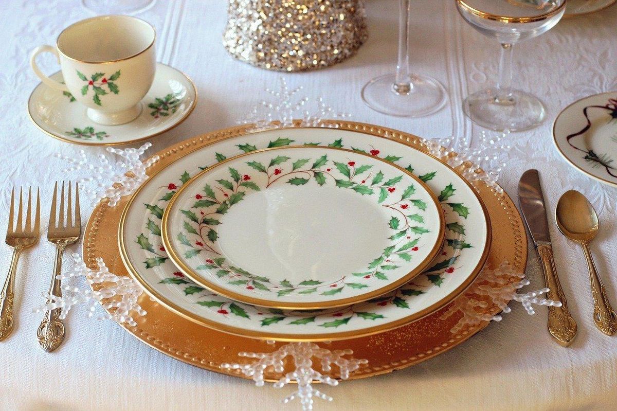 Élégance festive : optez pour un pantalon chic et un haut élégant pour ce dîner raffiné.
