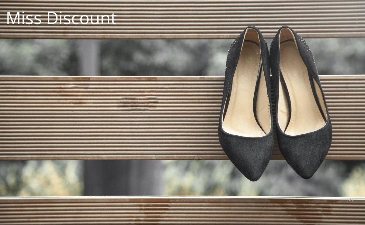 Élégantes et confortables, les compensées noires s'adaptent à toutes les occasions.