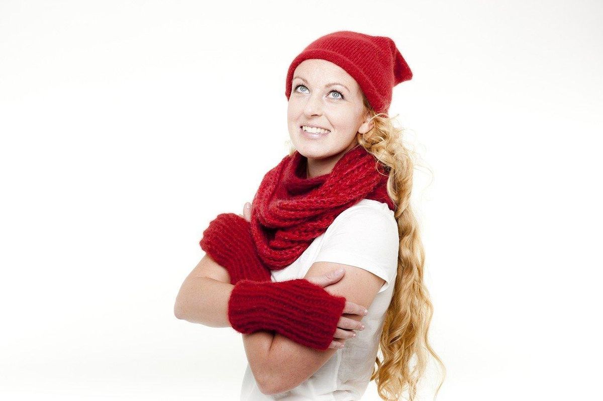 Enveloppez-vous de chaleur DIY avec cette écharpe rouge tricotée.