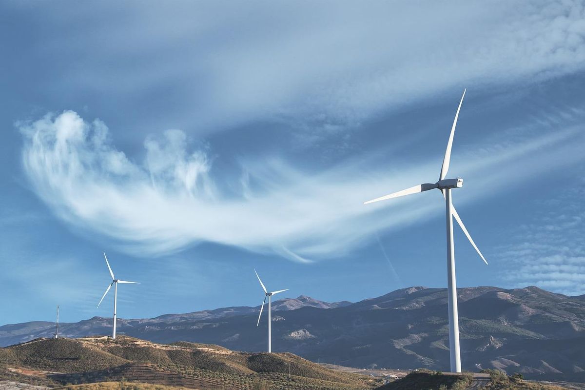 Éoliennes captant l'énergie du vent : l'avenir du chauffage durable.