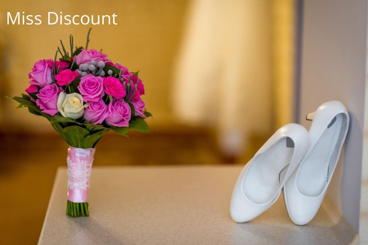 Escarpins blancs élégants et bouquet rose : personnalisation raffinée pour votre mariage.