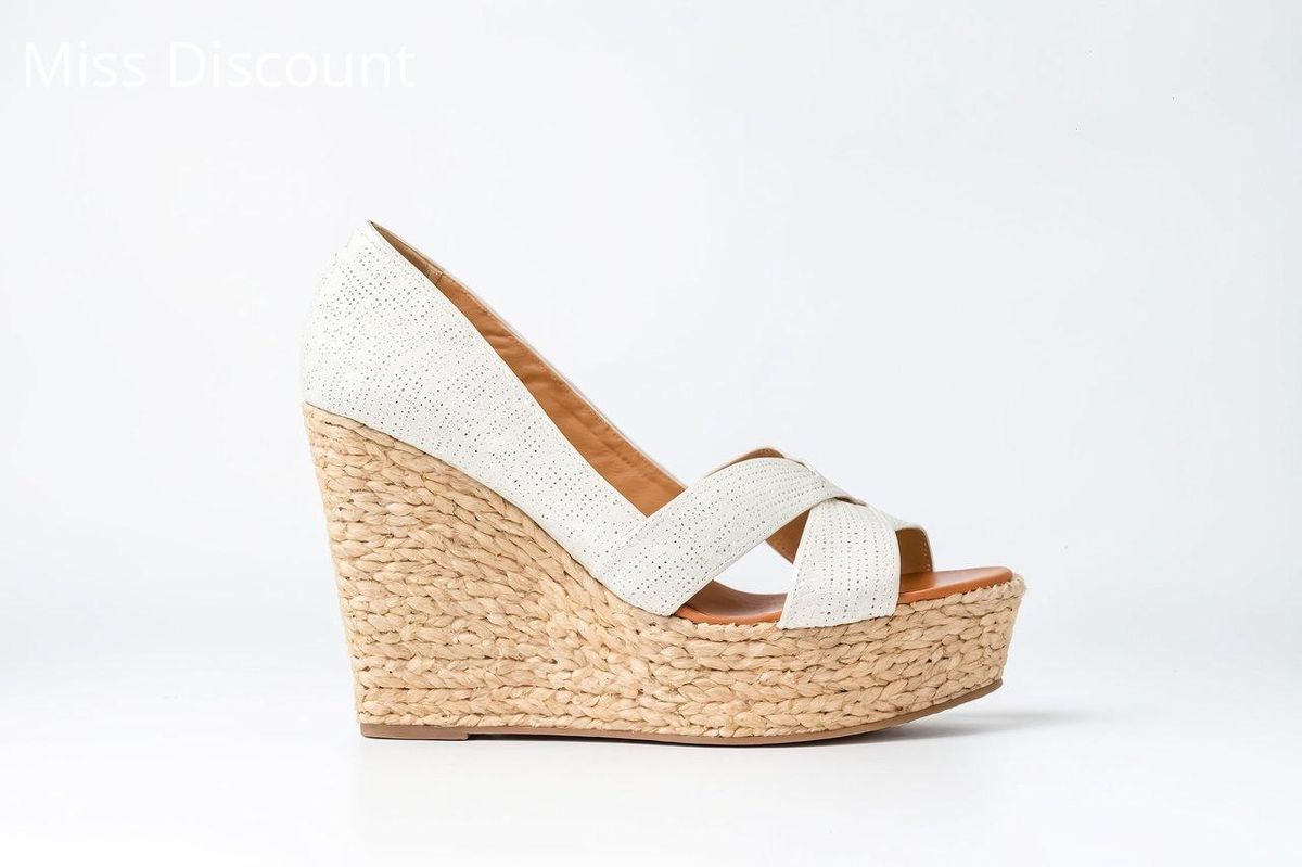 Espadrilles compensées, alliées idéales pour une silhouette chic et affinée cet été.