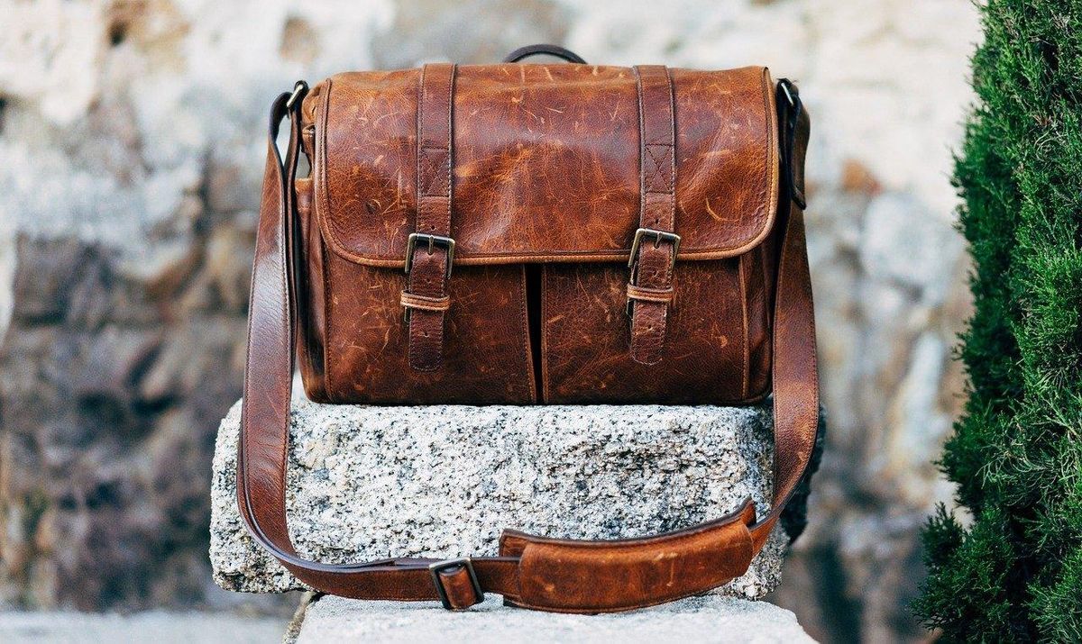 Explorez l'art du détail avec ce sac en cuir, prêt à sublimer votre tenue.