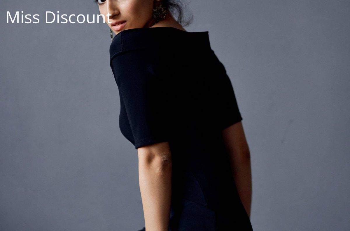 Haut asymétrique en noir: élégance ajustée pour sublimer toute silhouette.