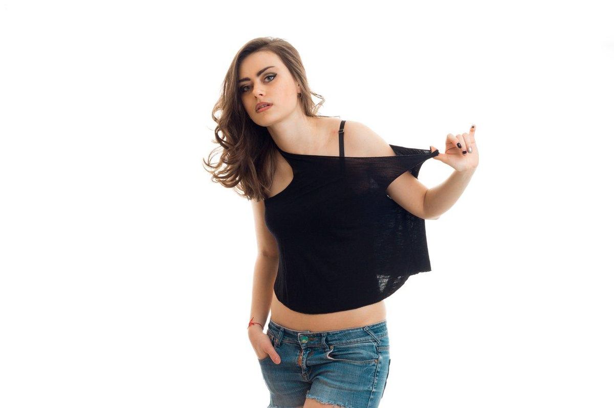 Haut asymétrique noir: entretien facile et style assuré. Découvrez tous nos conseils pratiques !