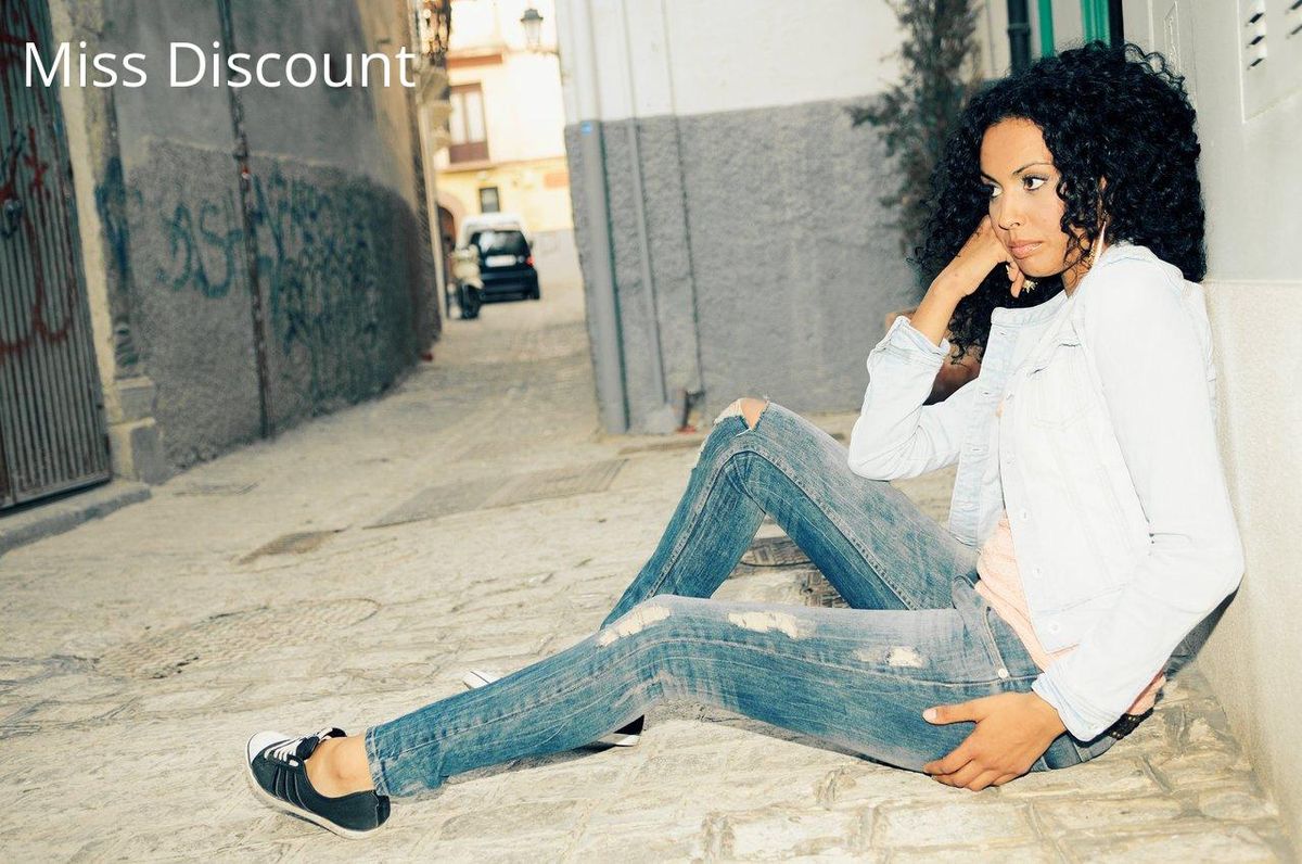 Look urbain décontracté : le jean slim est parfait pour un style moderne, à porter sans modération.