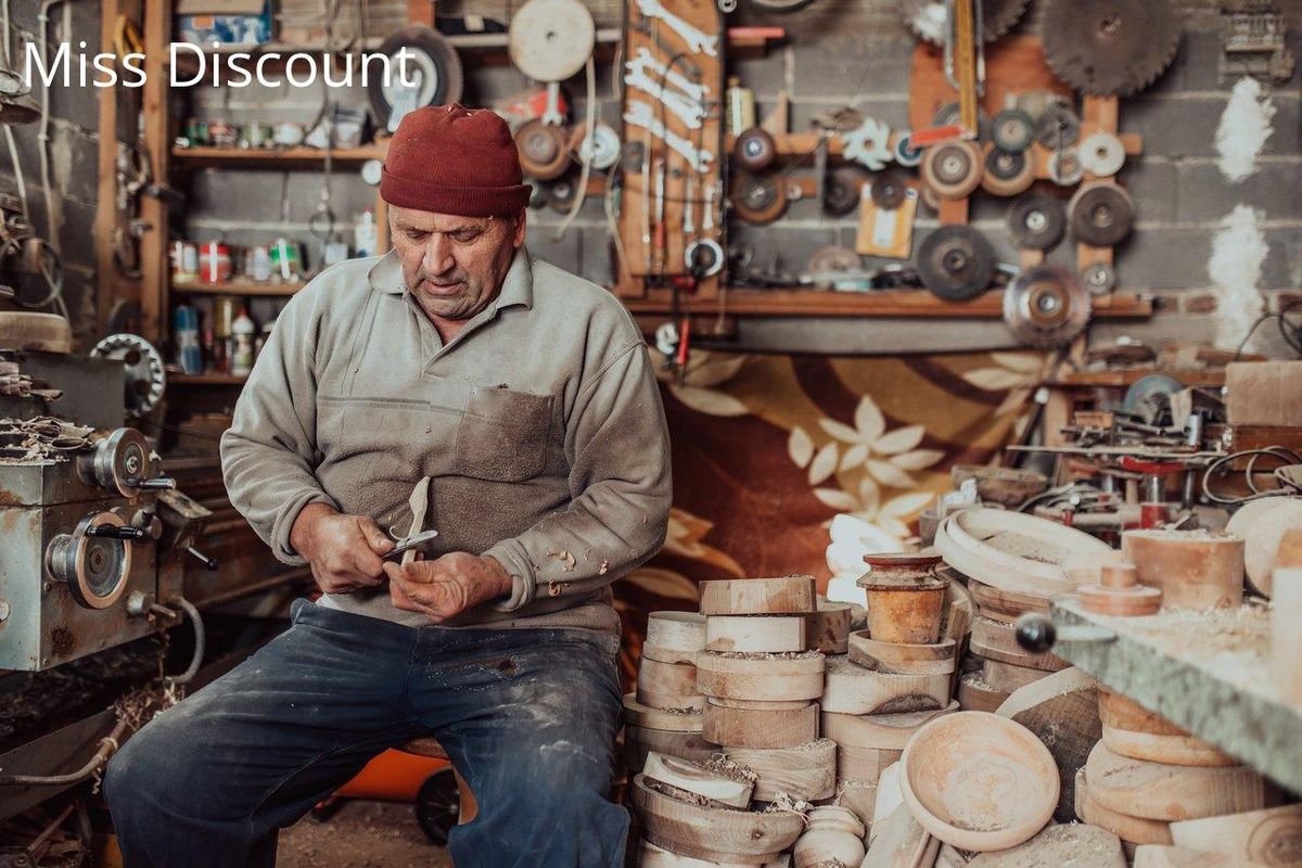 Maîtrise et tradition : un artisan à l'œuvre, l'essence des bijoux faits main.
