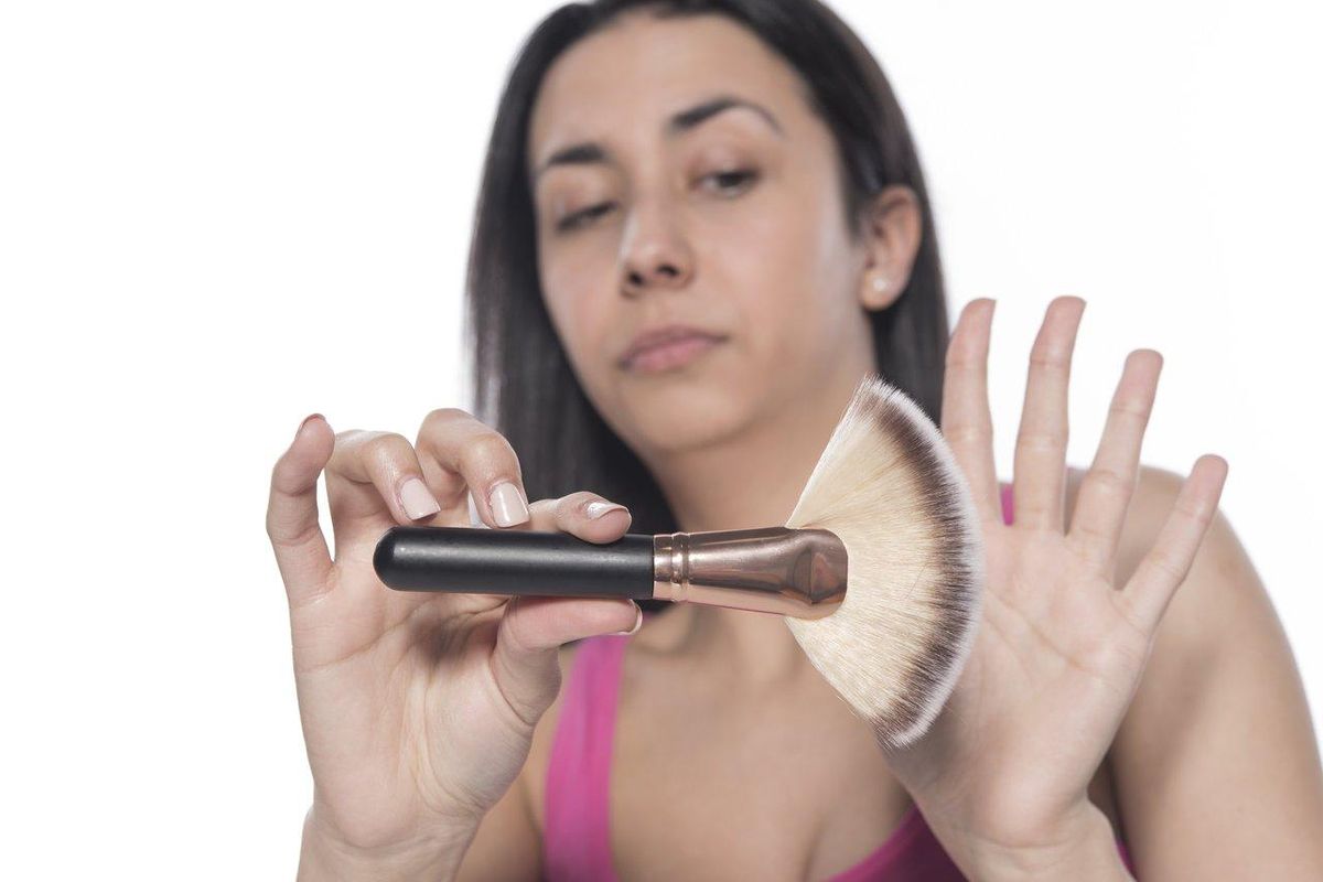 Maîtrisez vos gestes pour sublimer votre maquillage avec précision et efficacité.