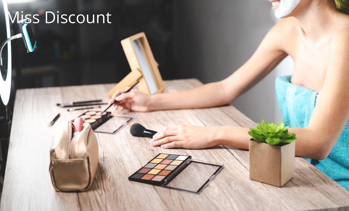 Maquillage prêt ! Fixez et brumisez pour une tenue parfaite et éclatante.