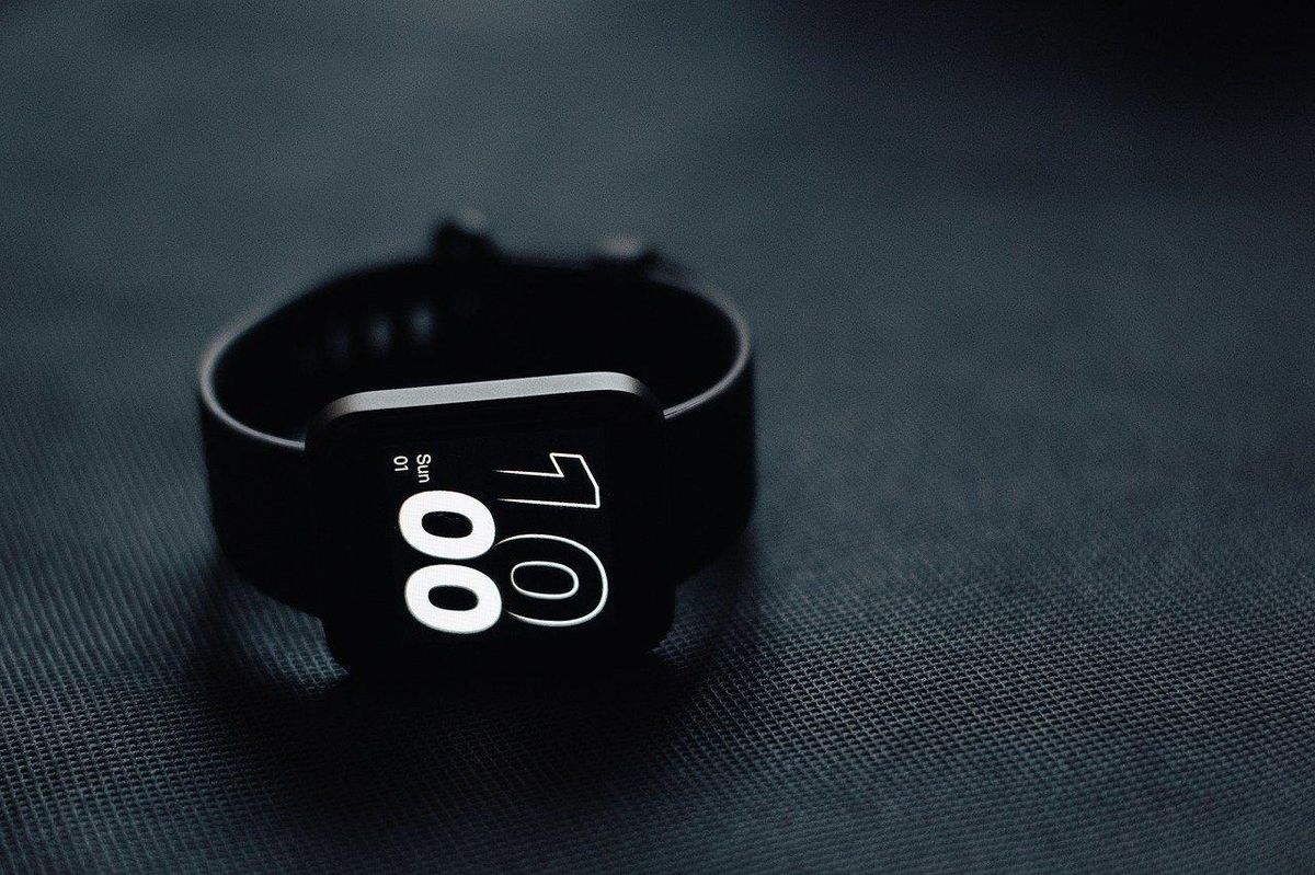 Montre connectée minimaliste : design futuriste, l'avenir à votre poignet.