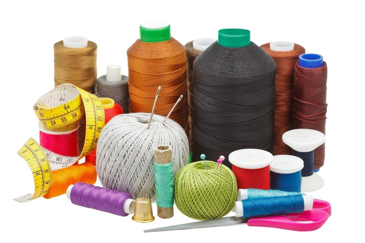 Outils de couture : essentiels pour ajuster un haut trop large avec précision et élégance.