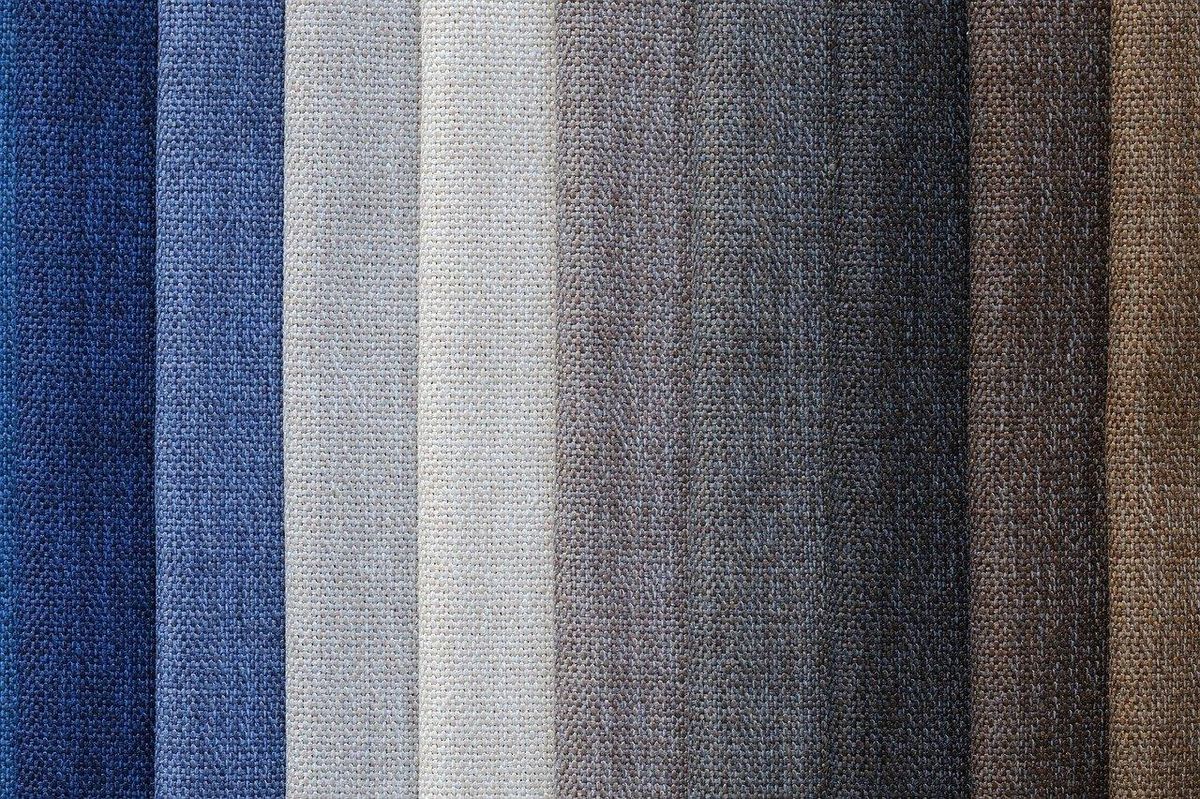 Palette textile subtile, l'équilibre parfait des tons neutres pour un salon moderne et accueillant.